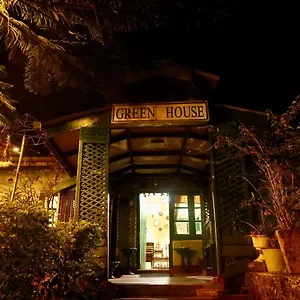 https://green-house-nallathanniya.kandyhotelsnow.com
